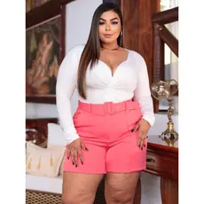 Shorts alfaiataria com bolso e cinto plus size