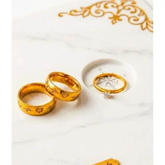 Par de alianças namoro noivado douradas coração