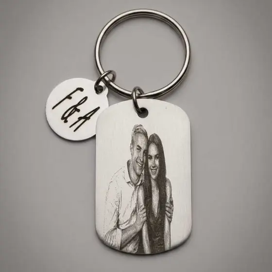 Chaveiro Personalizado a Lazer  Foto + Frase + Tag com Iniciais Namorodos Casais Aniversariantes