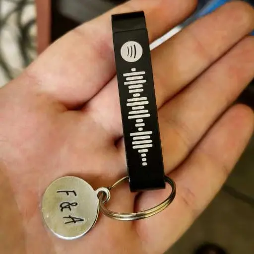 Chaveiro Abridor Garrafa Spotify + Iniciais