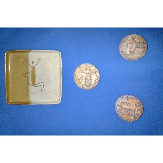 CONJUNTO DE CERÂMICA ARTESANATO BANDEJA E ESFERAS INTERIOR PIAUÍ CENAS RUPESTRES
