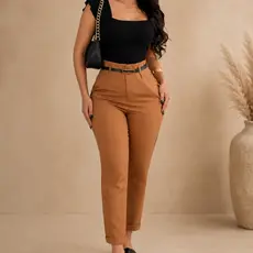 Calça Feminina Alfaiataria Social Perna Justa com Cintura Alta e Cinto Elegante de Couro