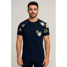 Camiseta masculina azul marinho com estampa floral e bolso frontal