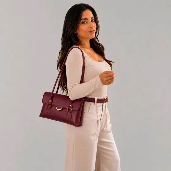 Bolsa Feminina de ombro com Alça Longa , Bolsa Elegante e Espaçosa com detalhes em dourado