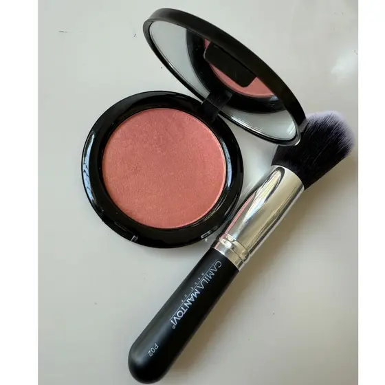 Pó Compacto Iluminador Camila Mantovi Make Up + Pincel para Pó Camila Mantovi Make Up
