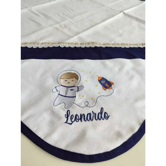 Cueiro Flanelado Bordado Personalizado no Tema da Escolha do Cliente.