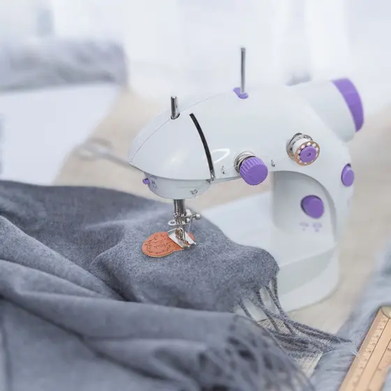 Maquina Costura Portátil Elétrica com Pedaleira e Luz / Acompanha Mesa