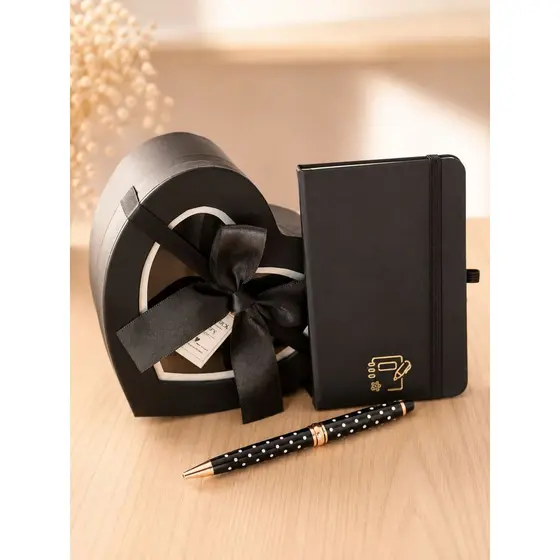 Kit Presente Caixa Coração Preto Elegante com Moleskine A6 e Caneta Poá -  Luxo Sofisticado para Ocasiões Especiais