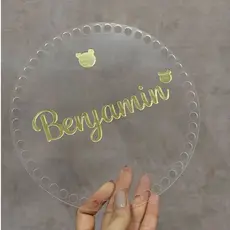 BASE ACRÍLICO REDONDA COM NOME PERSONALIZADO PARA PORTA MATERNIDADE EM CROCHÊ.
