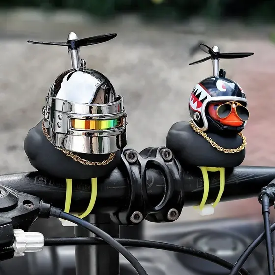 Pato Preto Com Capacete De Hélice Para Ornamentos De Motocicleta/Carro