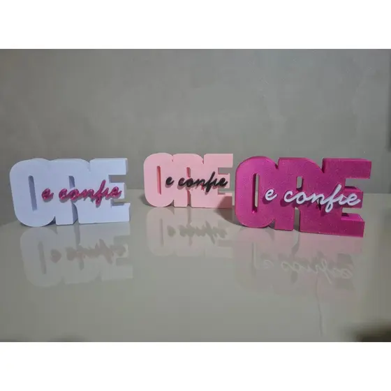 "Ore e Confie” Placa Decorativa em Impressão 3D • Decoração 11cm