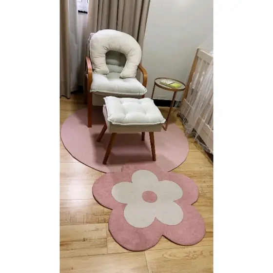 tapete decorativo infantil formato flor em tecido boucle e base antiderrapante