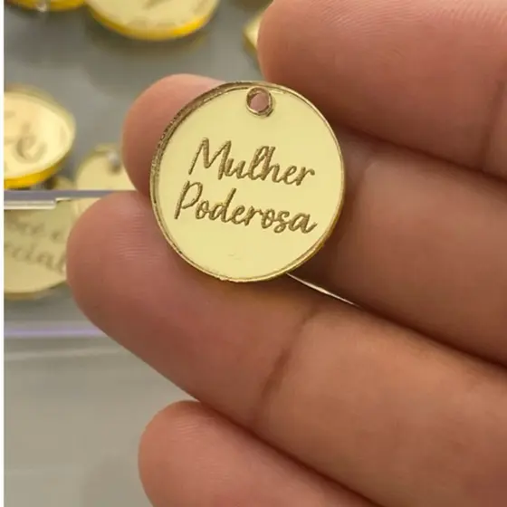 Mulher Poderosa - Tag Personalizada em acrílico 2cm Etiqueta Aplique