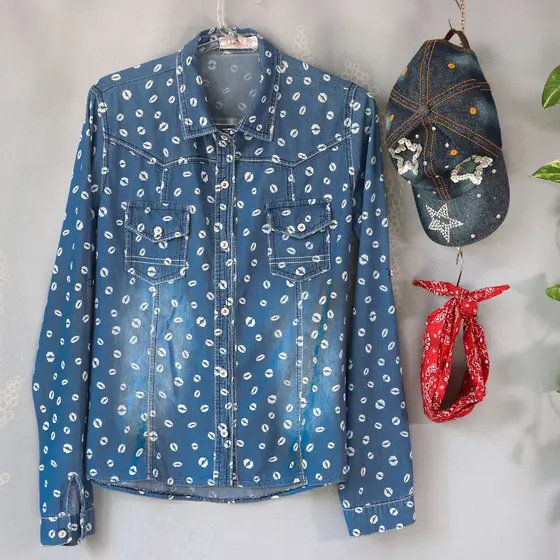 Camisa jeans feminina TAM P [MEDIDAS NA DESCRIÇÃO] (BRECHÓ)