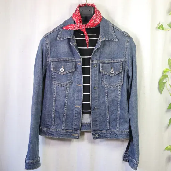 Jaqueta jeans feminina TAM 46, tradicional. [MEDIDAS NA DESCRIÇÃO] [BRECHÓ]