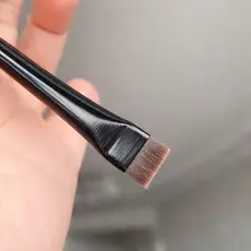 Pincel de maquiagem preto ultrafino para sobrancelhas, chanfrado de precisão, ideal para delineador, sombra e olhos.