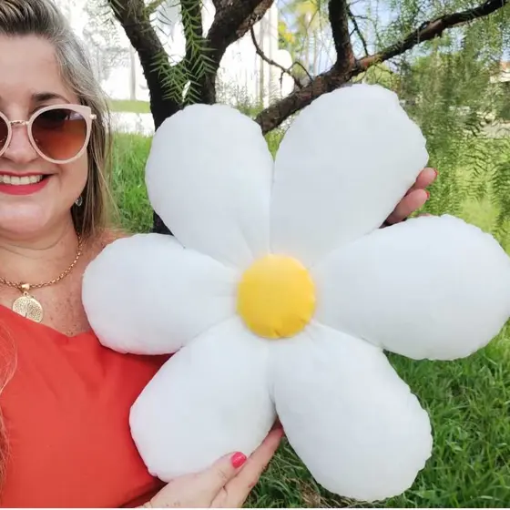 ALMOFADA FLOR DE PELUCIA MARGARIDA 6 PÉTALAS DE 38 CM /PELUCIA DECORAÇAO/DIA DAS MAES