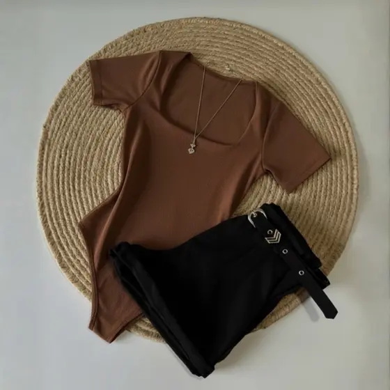 Kit Conjunto 1 Body Gola QUADRADA Neutras  + Short Neutro em Alfaiataria com cinto Moda Blogueira Tendencia 2026
