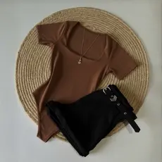 Kit Conjunto 1 Body Gola QUADRADA Neutras + Short Neutro em Alfaiataria com cinto Moda Blogueira Tendencia 2026