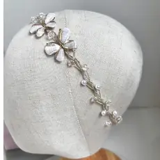 Tiara batizado borboleta branca pérolas
