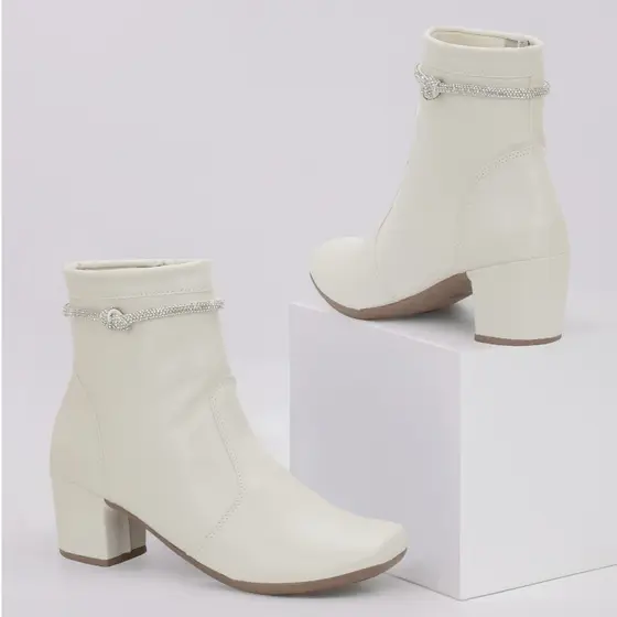 Coturno Feminino Off White Cano Curto Salto Grosso Confortável Fivela Brilhante Elegante Ref: 180