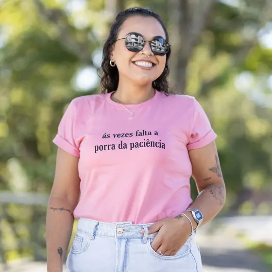 T-SHIRT FEMININA - AS VEZES FALTA A PORRA DA PACIÊNCIA