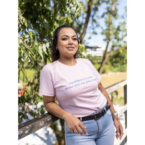 T-SHIRT FEMININA - EQUILIBRIO É TUDO. PENA QUE EU NÃO TENHO
