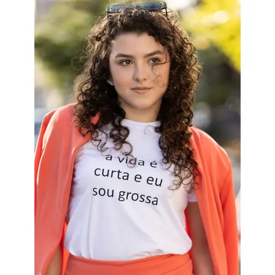 T-SHIRT FEMININA - A VIDA É CURTA E EU SOU GROSSA
