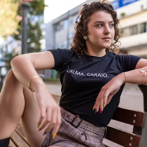 T-SHIRT FEMININA - CALMA, CARAIO.
