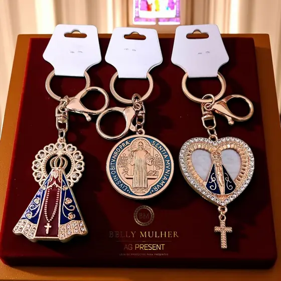Chaveiro Religioso em Metal Nossa Senhora Aparecida e São Bento Com Strass