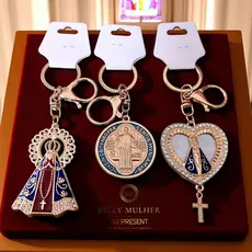 Chaveiro Religioso em Metal Nossa Senhora Aparecida e São Bento Com Strass