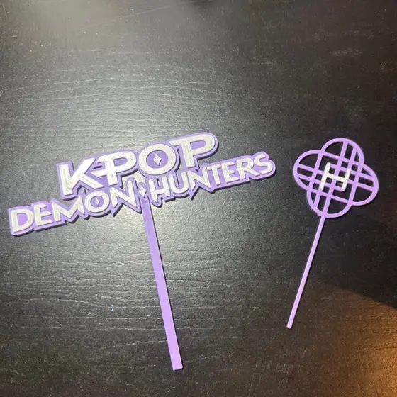 Topo de Bolo Acompanha Chaveiro Brinde KP0p Dem0n Hunters | Decoração Festa Kp0p