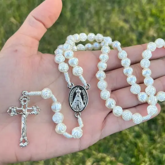 Terço com Contas de Rosas Brancas de 8 mm e Entremeio de Nossa Senhora Aparecida