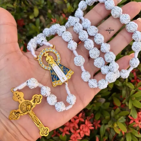 Terço com Contas de Rosas Brancas de10 mm e Entremeio de Nossa Senhora Aparecida