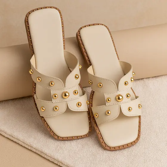 Chinelo Rasteirinha Feminina Fashion com Aplica莽玫es Douradas Sand谩lia Elegante e Confort谩vel Ver茫o