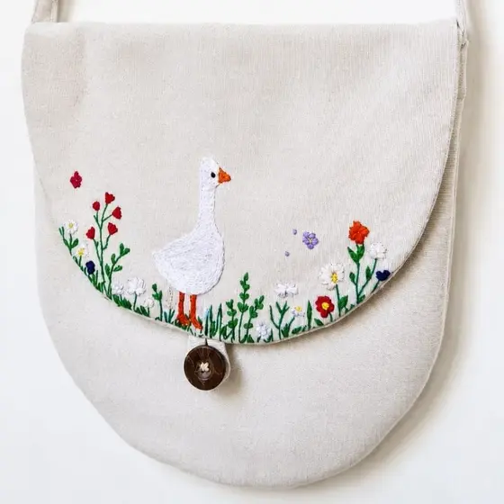 Bolsa Artesanal em Brim Bordada à Mão | Bolsa Feminina Transversal Delicada Exclusiva