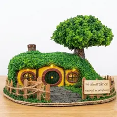 Casa do Hobbit Iluminada + Bilbo e Gandalf – Artesanal
