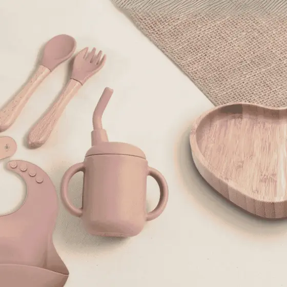Kit Prato Coração e Talheres de Bambu com Copo e Babador em Silicone (5 peças)