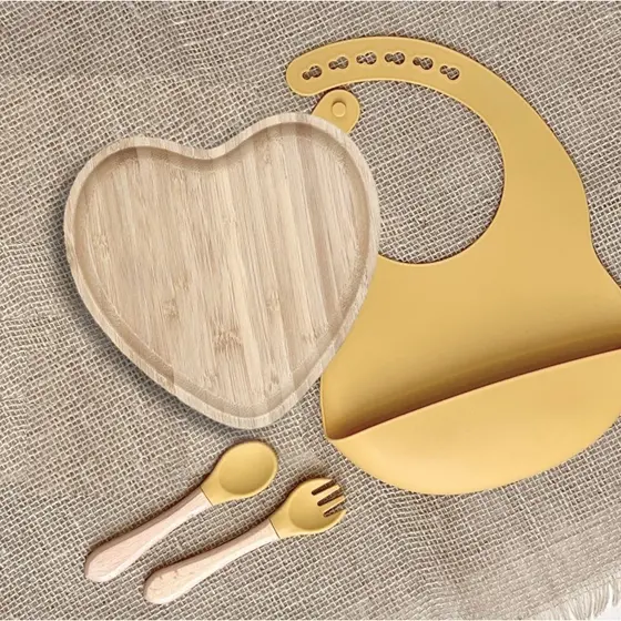 Kit Prato Coração e Talheres Bambu com Babador de Silicone (4 peças)