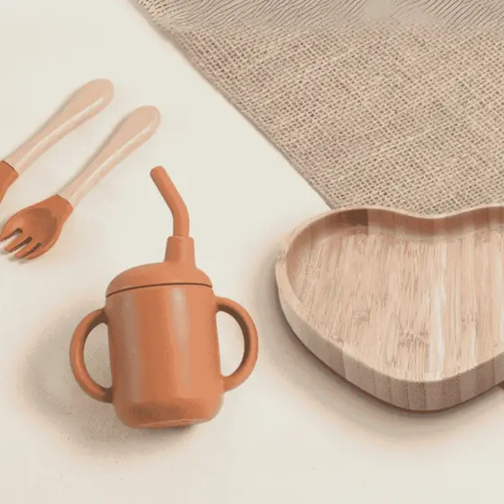Kit Prato Coração e Talheres Bambu com Copo de Silicone