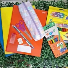 kit escolar Infantil- 5 cadernos Brochurao,  massinha, giz de cera, lapis de cor, borracha, tesoura- Material escolar