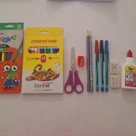 kit volta as aulas Ensino Fundamental. Kit lápis de cor, canetinha, tesoura, lápis, borracha, canetas, apontador e cola.