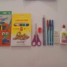 kit volta as aulas Ensino Fundamental. Kit lápis de cor, canetinha, tesoura, lápis, borracha, canetas, apontador e cola.