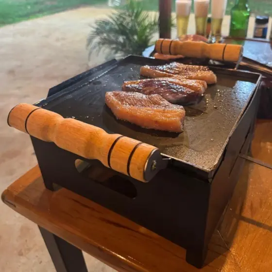 Churrasqueira Chapa A Álcool Em Ferro Funcional Cabo Madeira