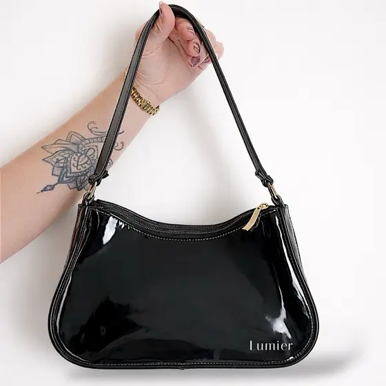 Bolsa Baguete Feminina Compacta com Couro Brilhante