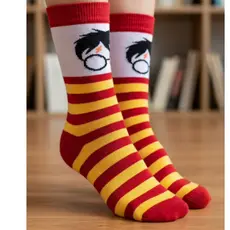 Meia Harry Potter Tematica Grifinólia Geek Bruxo Vermelha e Amarela Estampa do Personagem Confortavel e Estilosa Adulto