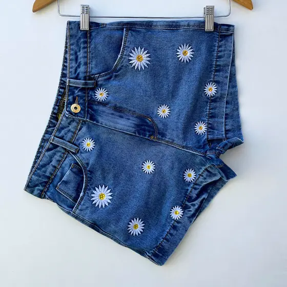 Short jeans feminino cintura alta bordado margarida 100% algodão confortável e durável