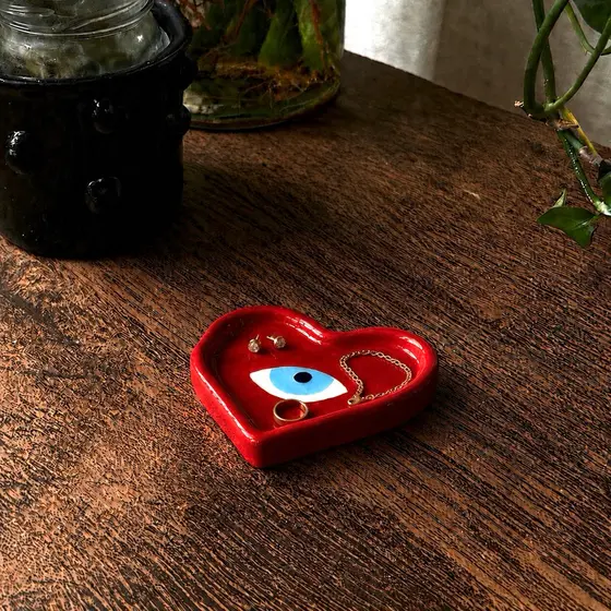 Porta jóias/cinzeiro/incensário decorativo em formato de coração com olho artesanal feito à mão com cerâmica fria