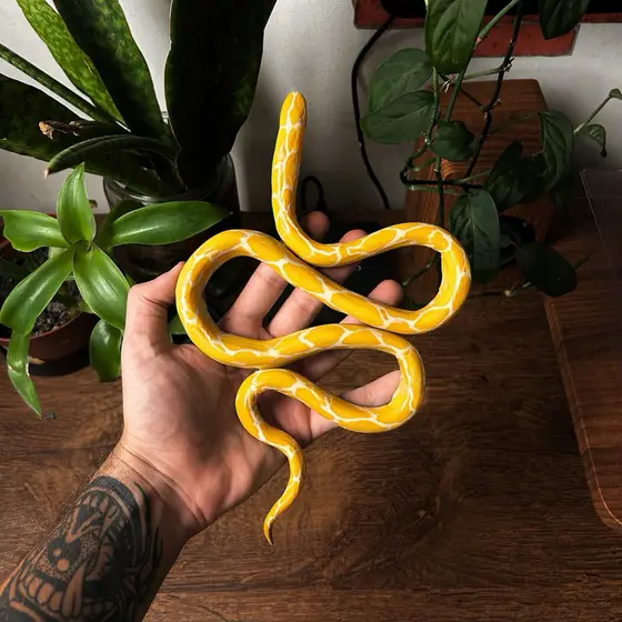 Escultura artesanal de cobra amarela para decoração de parede