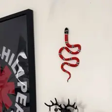 Cobra coral para decoração de parede feito à mão